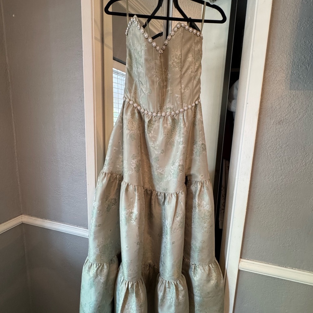 Elegant Green Strapless Dress - Picture 5 of 6
